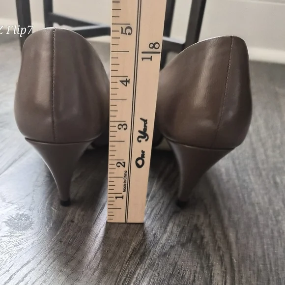 Etienne Aigner "Gail II" Taupe Leather Kitten Heel Pumps 7.5 - Picture 7 of 9